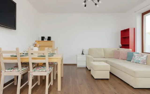 Spacious Apartment + Parking by Renters