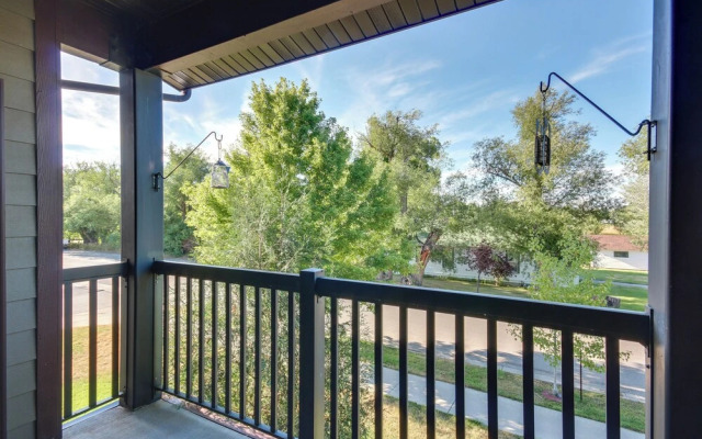 Cozy Livingston Condo w/ Balcony & Mtn View!