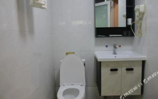 Zhenhua Business Hotel (South Bus Station Desiqin Square Branch)