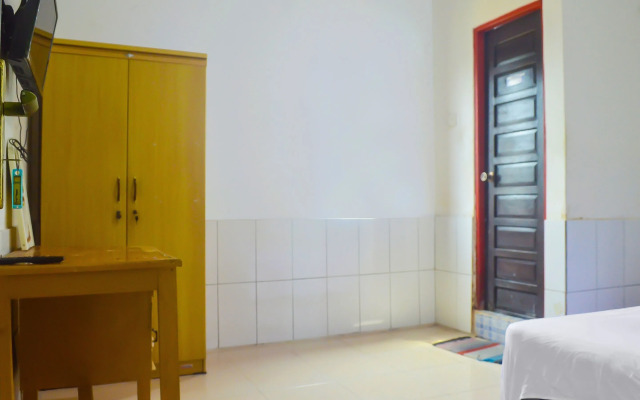 SPOT ON 91623 Pj Guest House Syariah