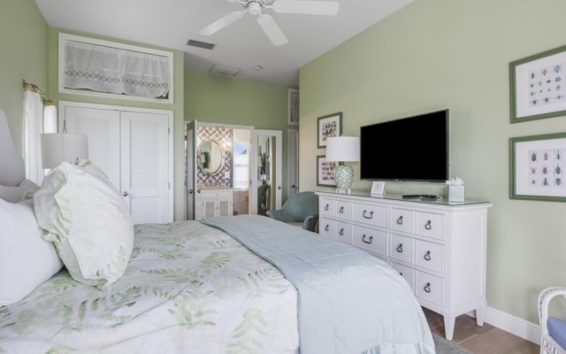 Arcadia-stunning Gulf Front Beauty! 4 Bedroom Home by RedAwning