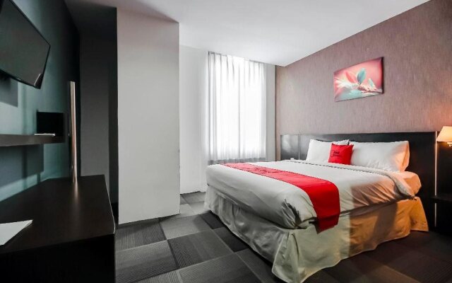RedDoorz Premium near Pantai Losari 2