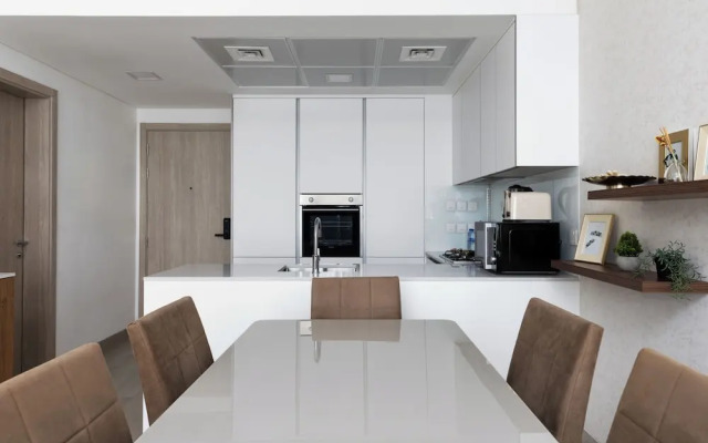 Waves - Urban Chic 1BR Apt With Maid