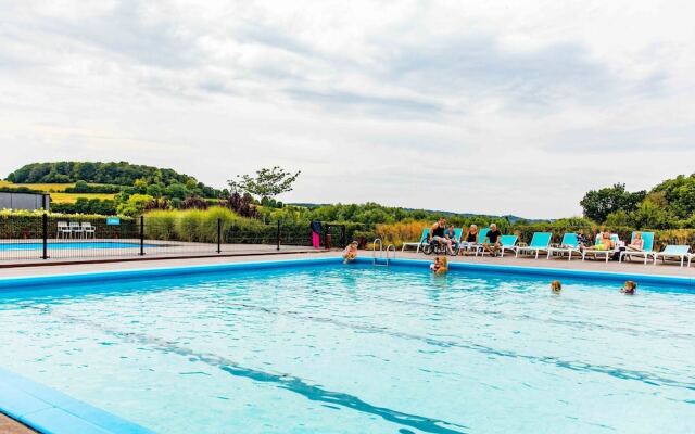 Luxurious Chalet with Sauna And Jacuzzi, 5km From Valkenburg