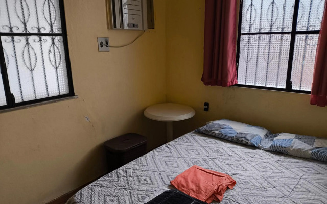 Casa grande em área central, bem iluminada e vent.