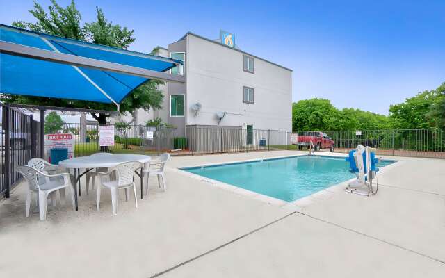 Motel 6 Benbrook, TX - Fort Worth