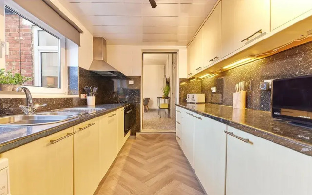 Host Stay Inness House