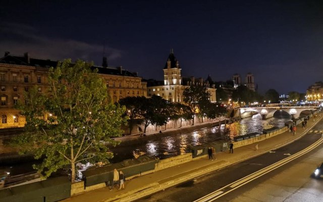 Le Notre Dame - Luxury Apartment with Seine View