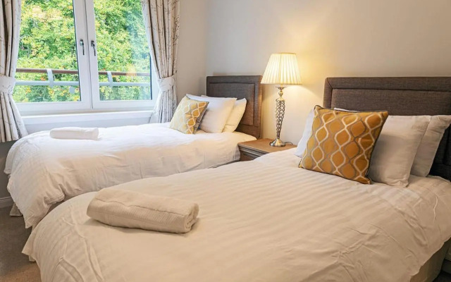 Hedgefield House - Serene Top Floor Flat