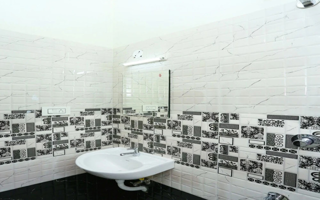 OYO 37302 White Cort