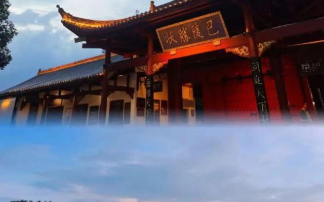Jinhai International Hotel (Yueyanglou Railway Station Pedestrian Street)