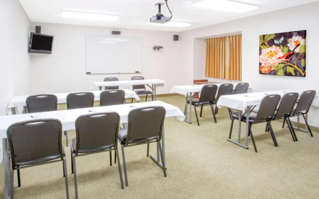 Microtel Gassaway Sutton