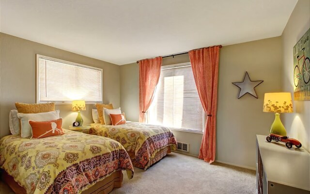 Phinney Suites Retreat - Two Bedroom Townhome with Fireplace