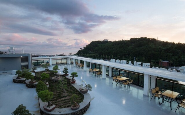 Cheonjiyeon Crystal Hotel