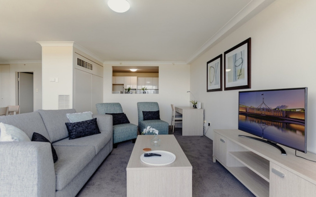 2-bed With Gym, Tennis Court & Stunning Lake Views – Guest Rooms – Canberra