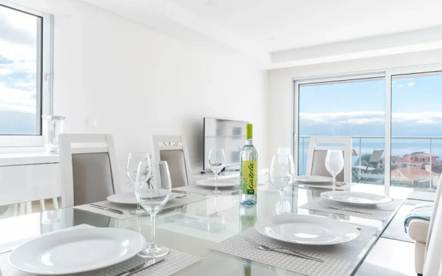Horizonte Completo II by Atlantic Holiday