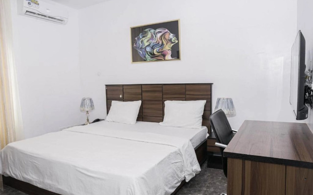 Momak 8 Hotel Adenuga House