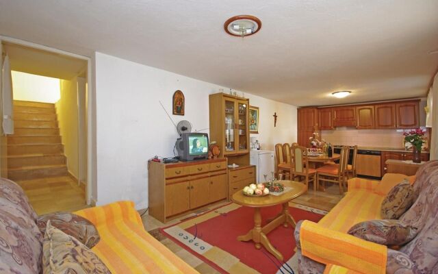 Beautiful Home in Podaca With Wifi and 4 Bedrooms