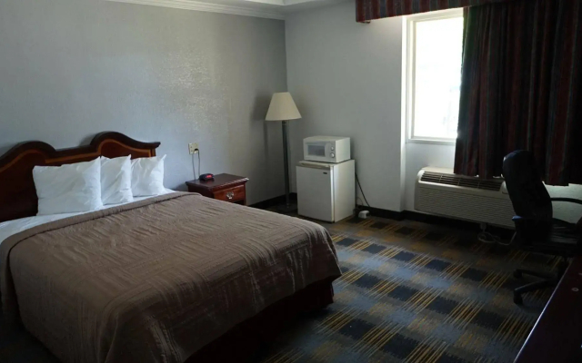 Riverview Inn & Suites