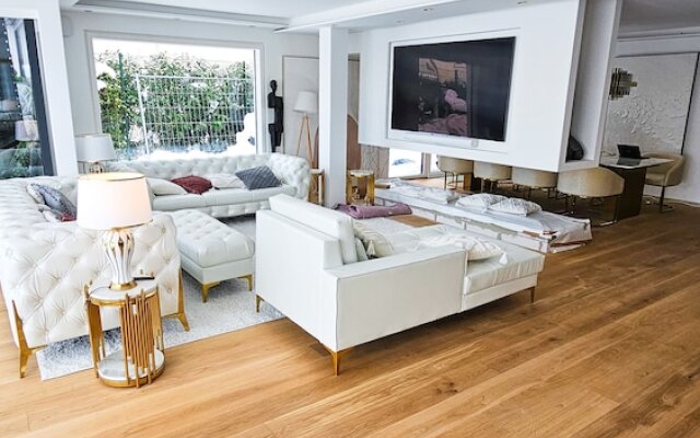 Luxus Neubau 170m2 Loft mit Pool Garten