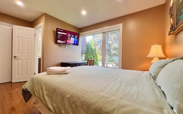 Cozy Home Near Transit & Hillcrest Mall with Free Parking