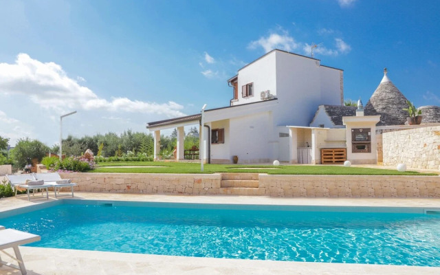 TD Trulli Saveni Trulli with Pool Near the Centre