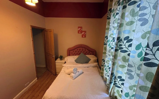 Spacious House- Parking, Garden & Central Location