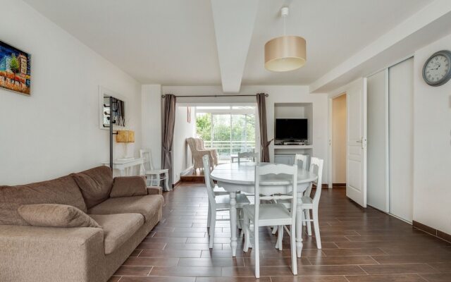 Alluring Holiday Home in Colleville-sur-mer With Terrace