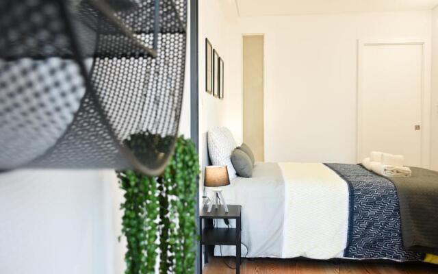 Comfortable&Central w/balcony-9 min walk Trindade