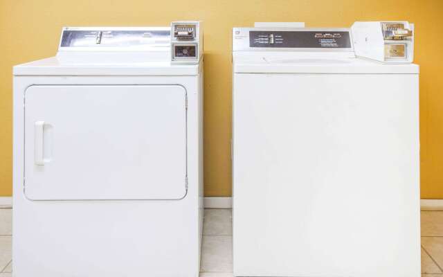 Super 8 by Wyndham White Hall