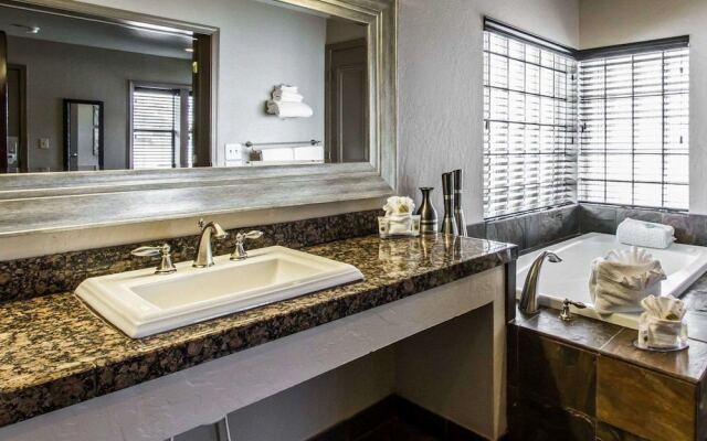 Rodeway Inn & Suites Downtowner-Rte 66