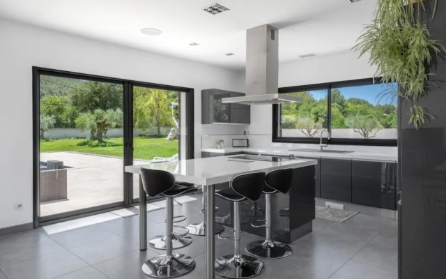 Villa With Heated Swimming Pool spa gym and Cinema