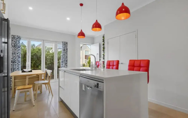 Modern 3BR Family House - Yard & Big TV