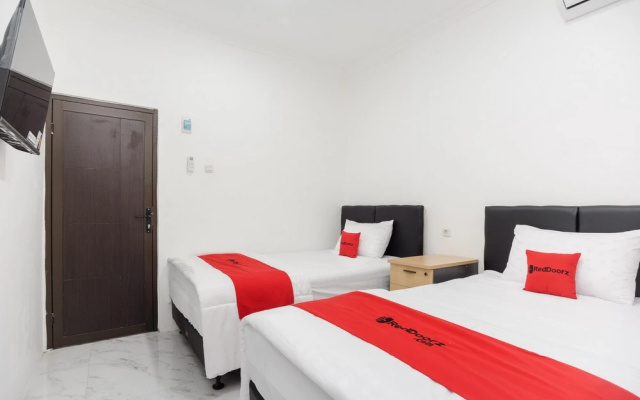 RedDoorz Syariah @ Sakura Hotel Jatiwaringin – Guest Rooms – Bekasi