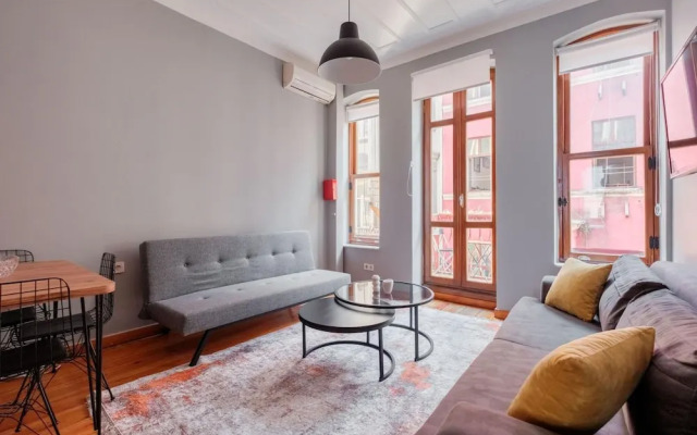 Chic Flat With Balcony 5 min to Taksim Sq