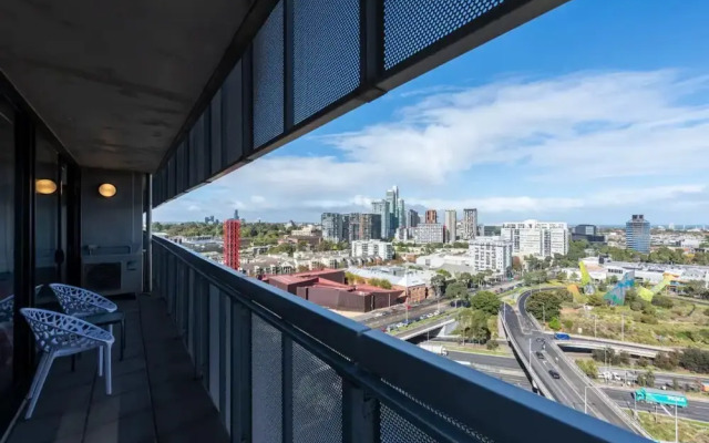 Stylish 2-bed Apt in Southbank With Parking
