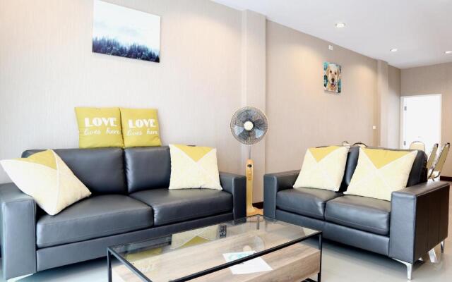 Modern Townhome at the Old City