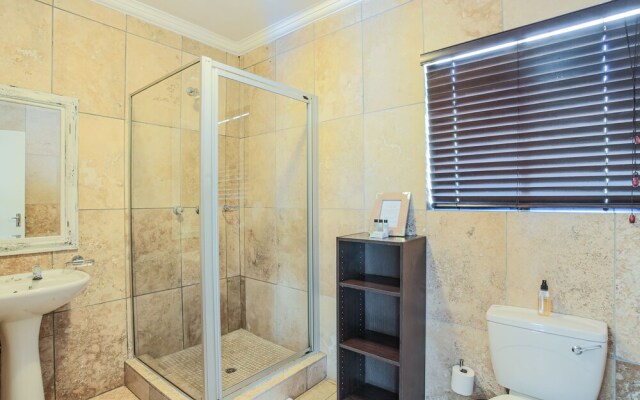 Woodmead Guest Lodge