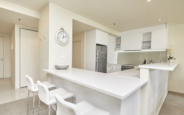 QV Spacious Bright Apartment with Balconies and Parking - 932