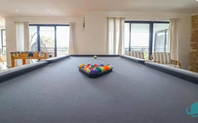 Splendour Hideaway - Luxury pool at Caves Beach