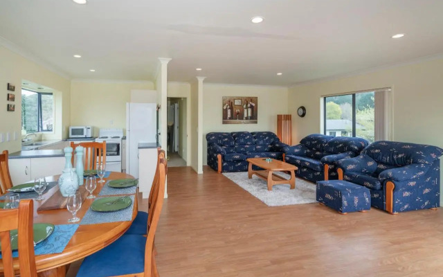 Hosts on the Coast Laze Away on Cook