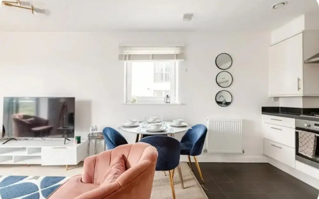 Stunning Modern Apartment in Rochester, England