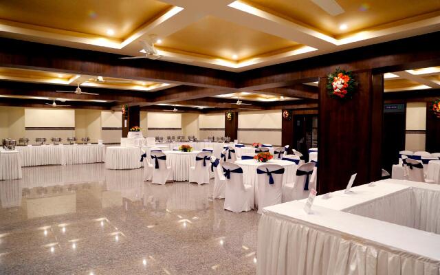 Hotel Raj Vista - Suites & Convention