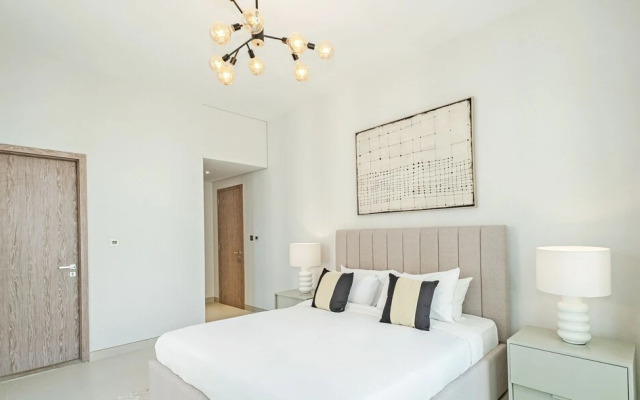 LUX Contemporary Suite Marina View 4