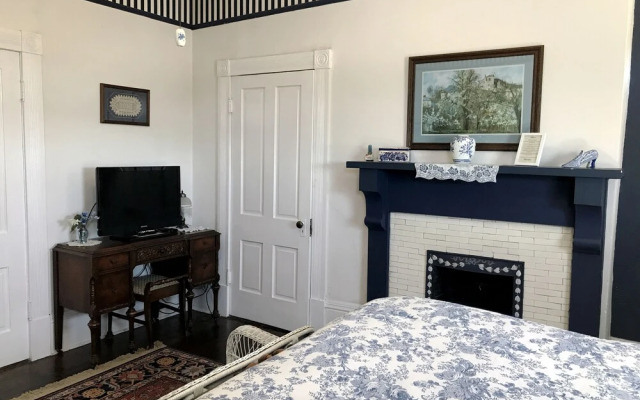 The Simmons-Bond Inn