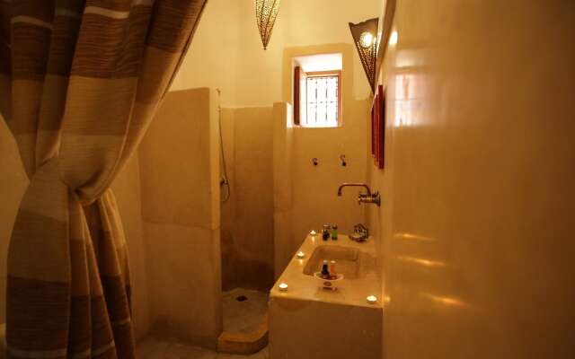 Riad White Flowers