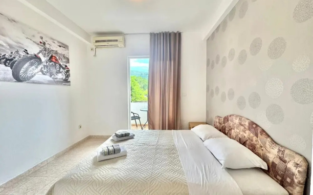 B&M Holiday Rooms