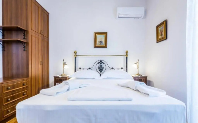 Neoclassical apartment with 3 bedrooms in Piraeus