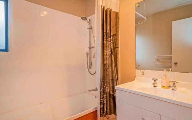 Kowhai Corner - Matarangi Holiday Home