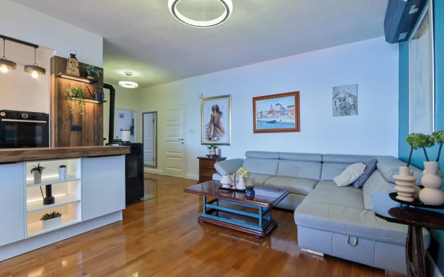 Apartment With Breathtaking sea View